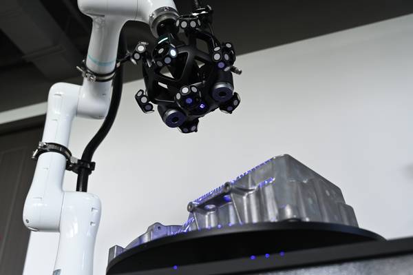 INSVISION AlphaAutoScan-400 Close-up 2: AlphaScanAuto paired with V-track for casting scanning demonstration
