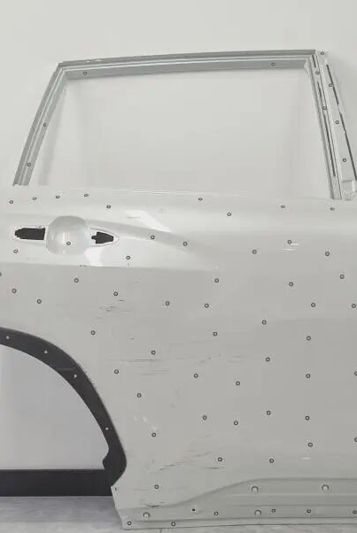 高亮钣金件表面经特殊处理，呈现光滑高亮的外观